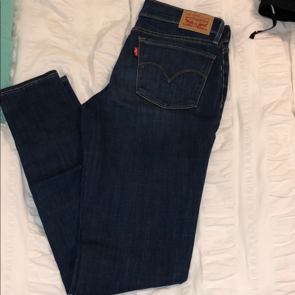 Women’s Levi’s jeans